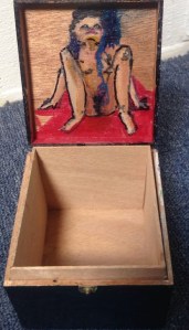 Doosje in doosje. Len Art kunst: acryl op hout. Afmetingen: 10 x 9 x 8 cm. Humor en kado, kadoosje. Kunstcadeau.