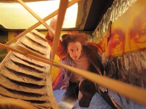 Wakend oog . Len Art kunst: kijkdoos mixed media. Verval politiek.